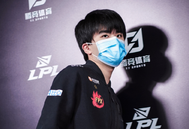 FPX力克G2，BDD操刀奇招英雄翻盘激烈交锋入围赛，引爆全场热议