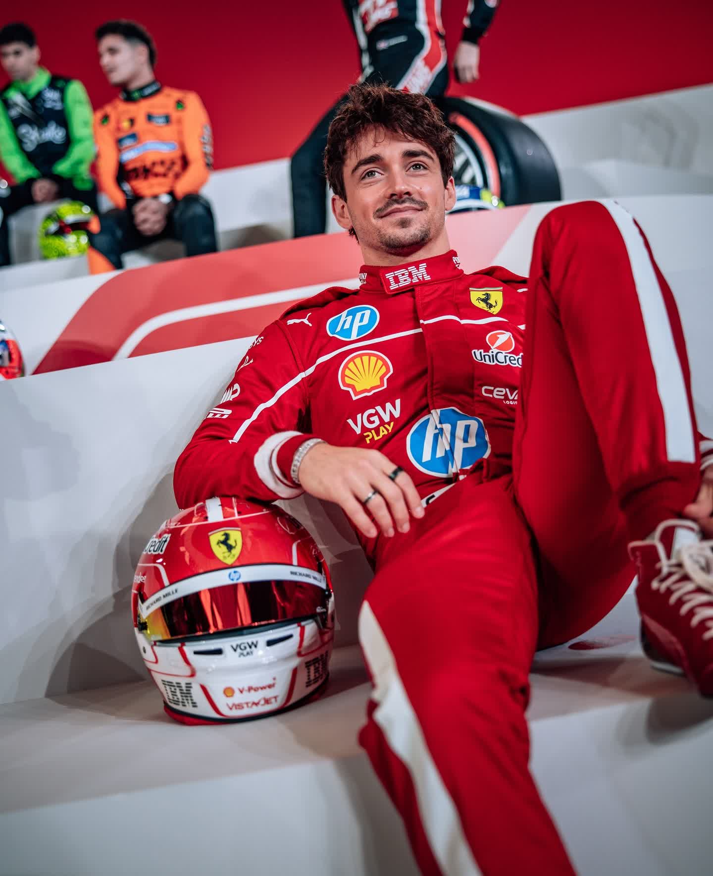 红牛车队鏖战法拉利，塞恩斯扛起全队