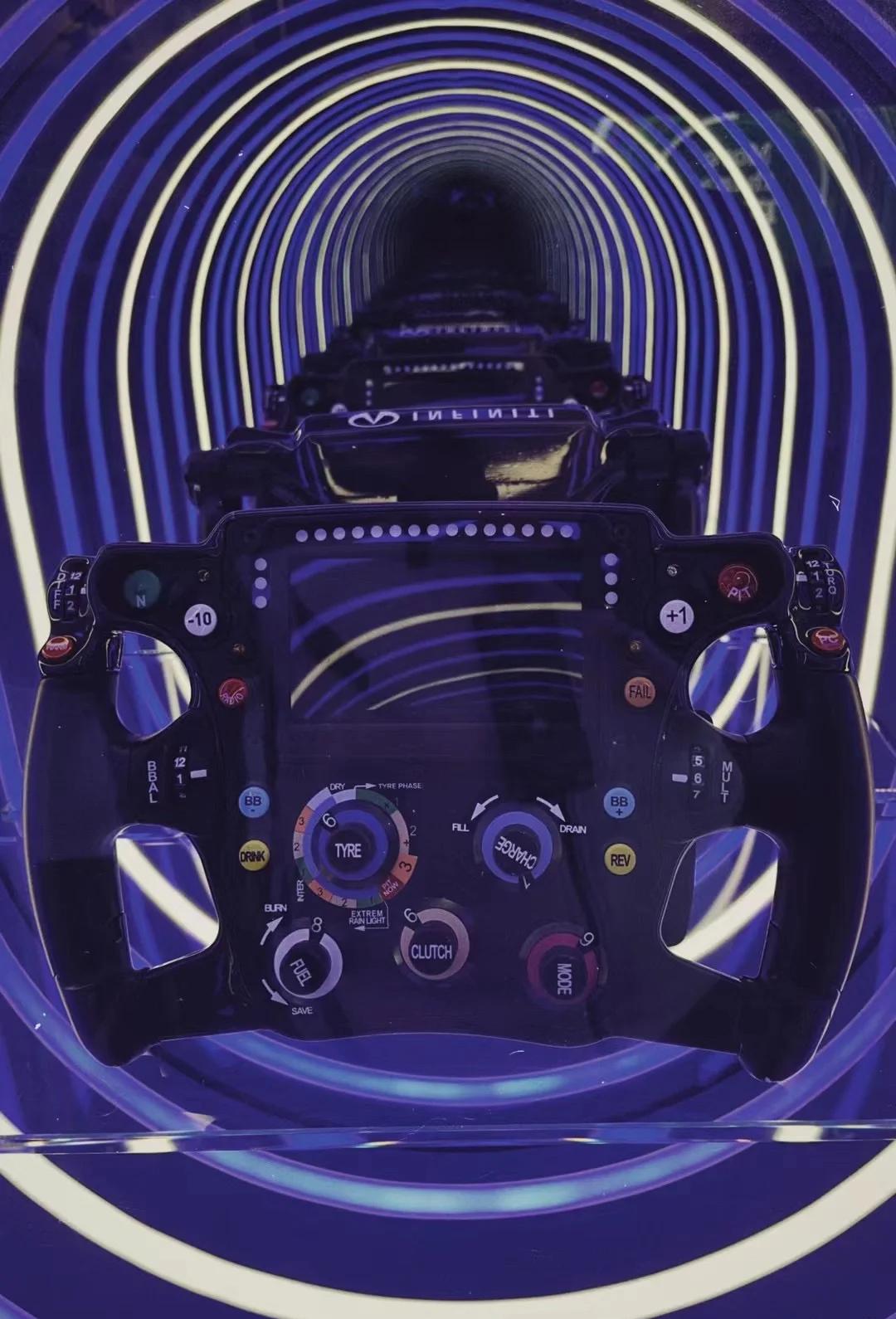 包含阿斯顿马丁绝杀红牛车队，汉密尔顿点燃赛场的词条