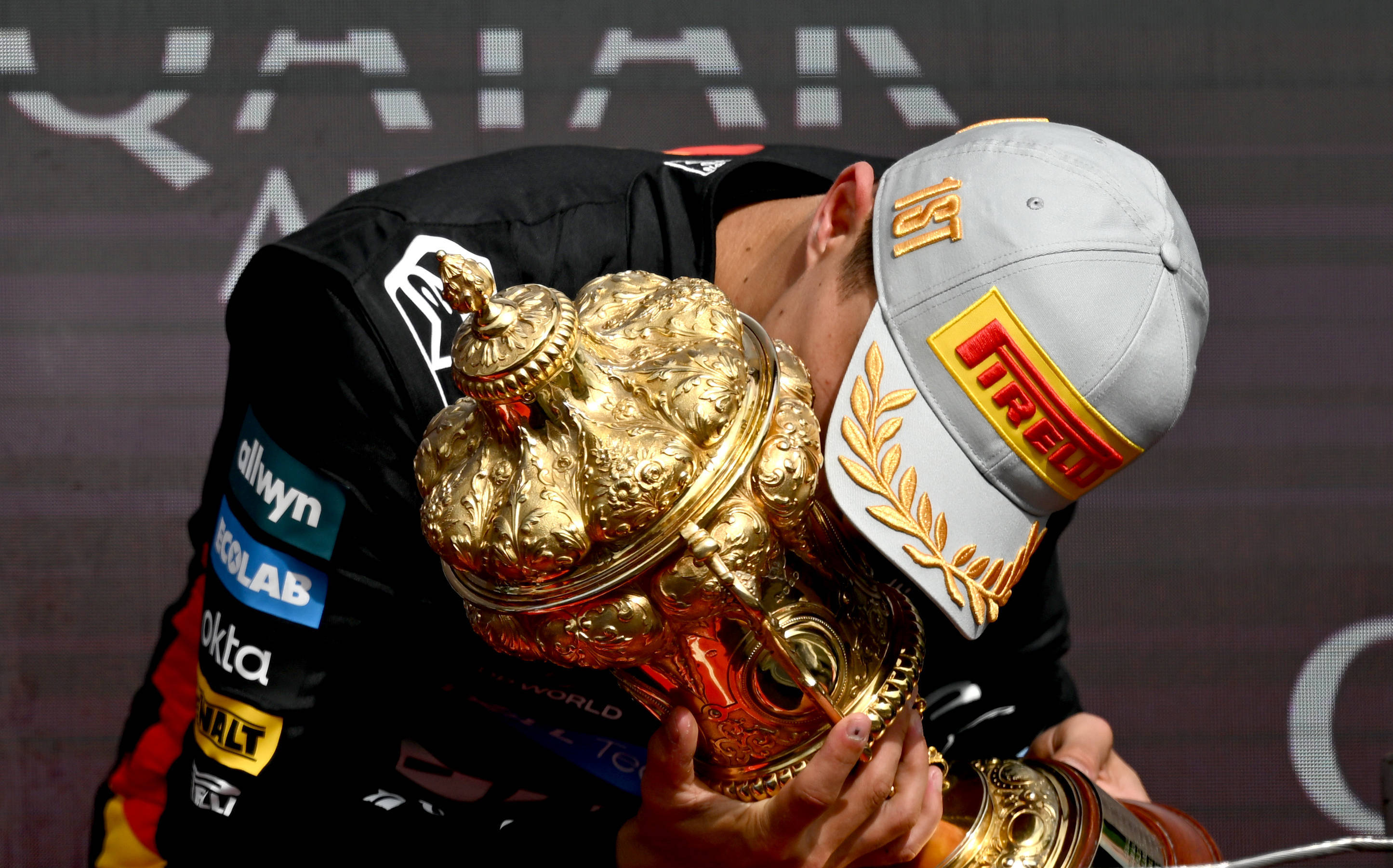 索伯车队鏖战红牛车队，塞恩斯扛起全队